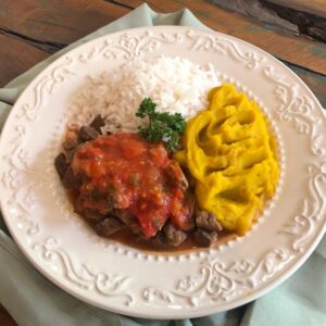 Carne de Panela Saudável com Legumes e Purê de Banana Verde